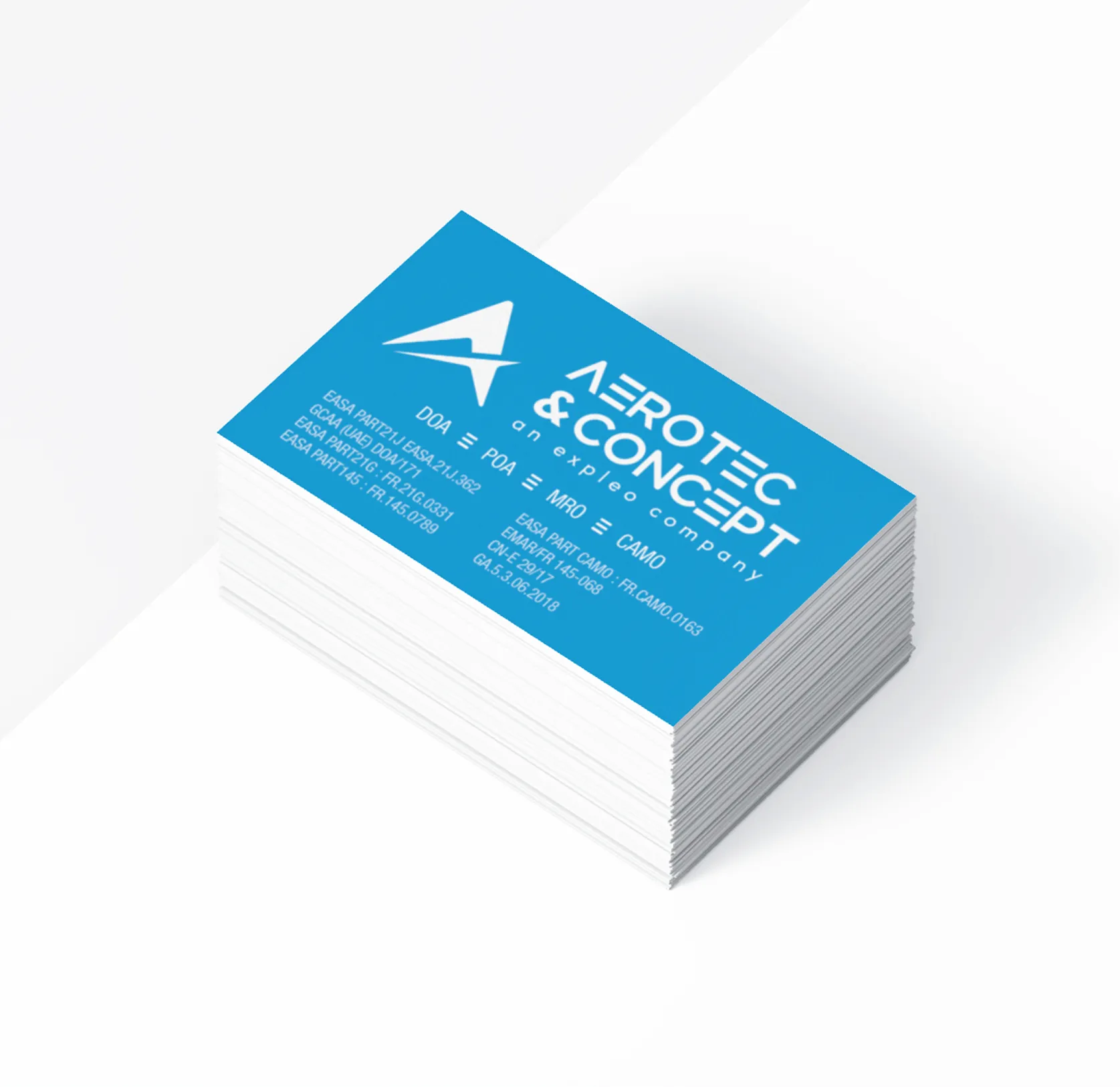 Pile de cartes de visite bleues Aerotec & Concept portant le logo refondu par Magelab