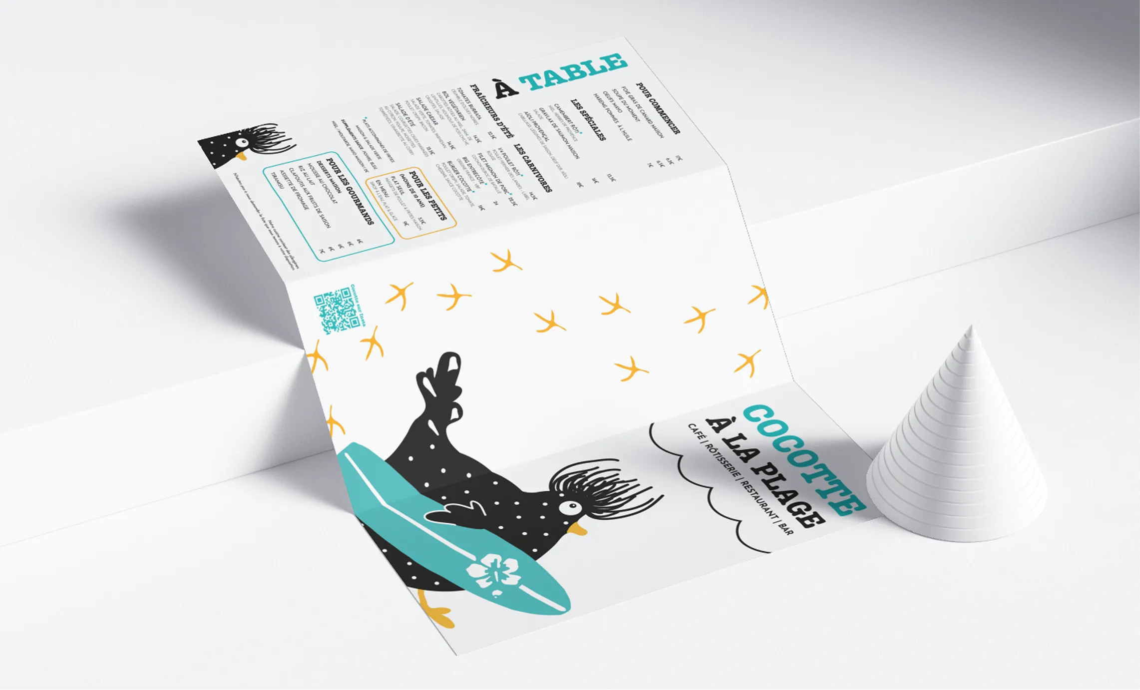 Recto du menu de Cocotte à la plage, illustré d’une poule surfeuse, rubrique « À table »