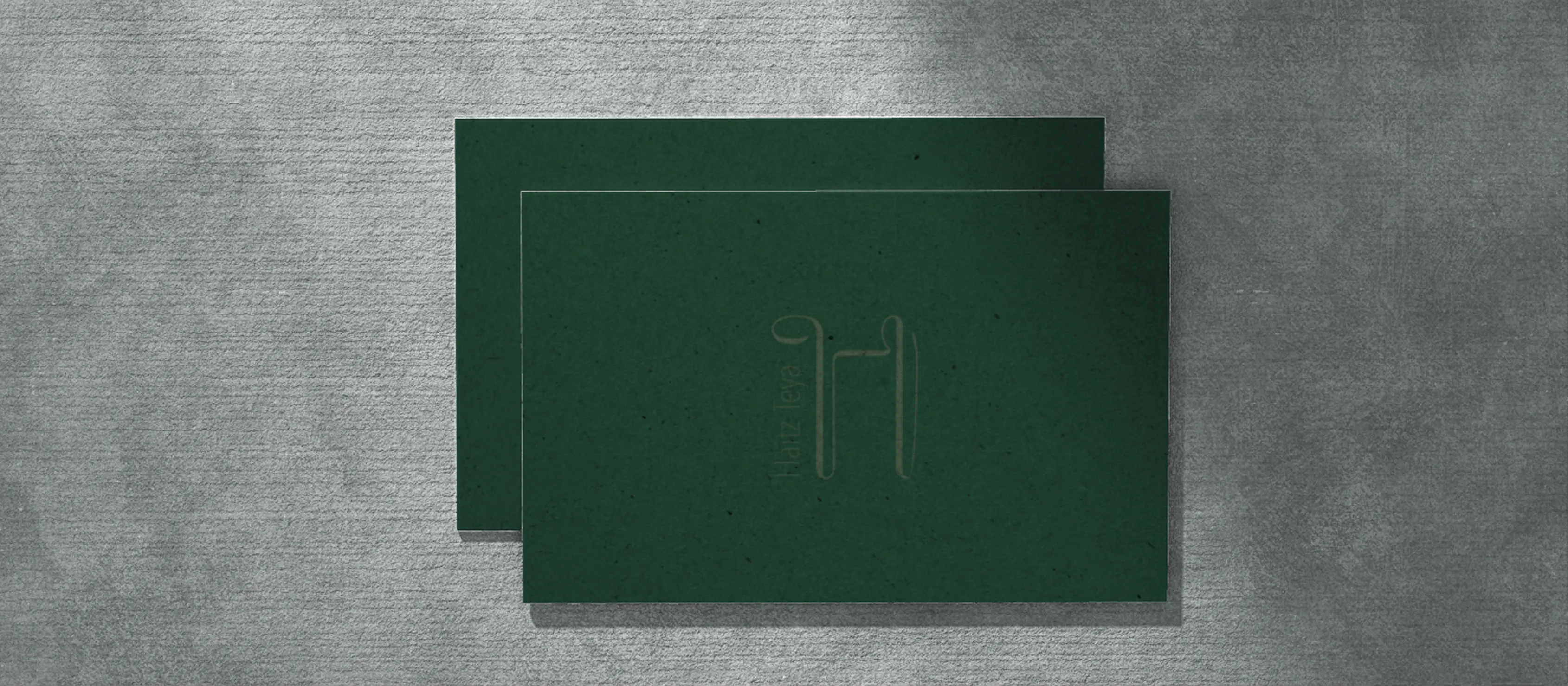 Cartes de visite vert profond au monogramme ton sur ton de la maison d’hôtes Haitz Teya, au Pays Basque