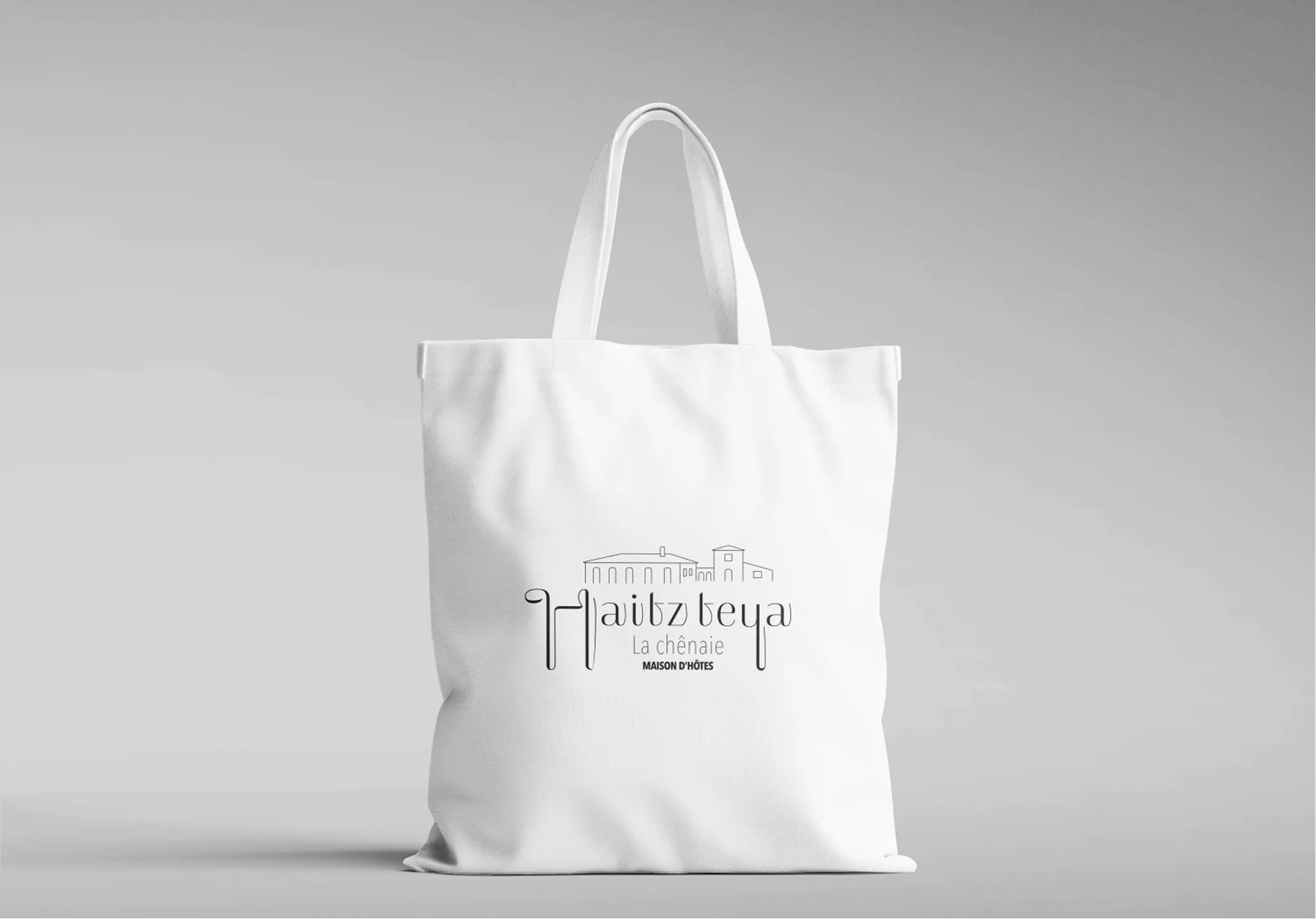 Tote bag blanc au logo Haitz Teya — La Chênaie, maison d’hôtes au Pays Basque