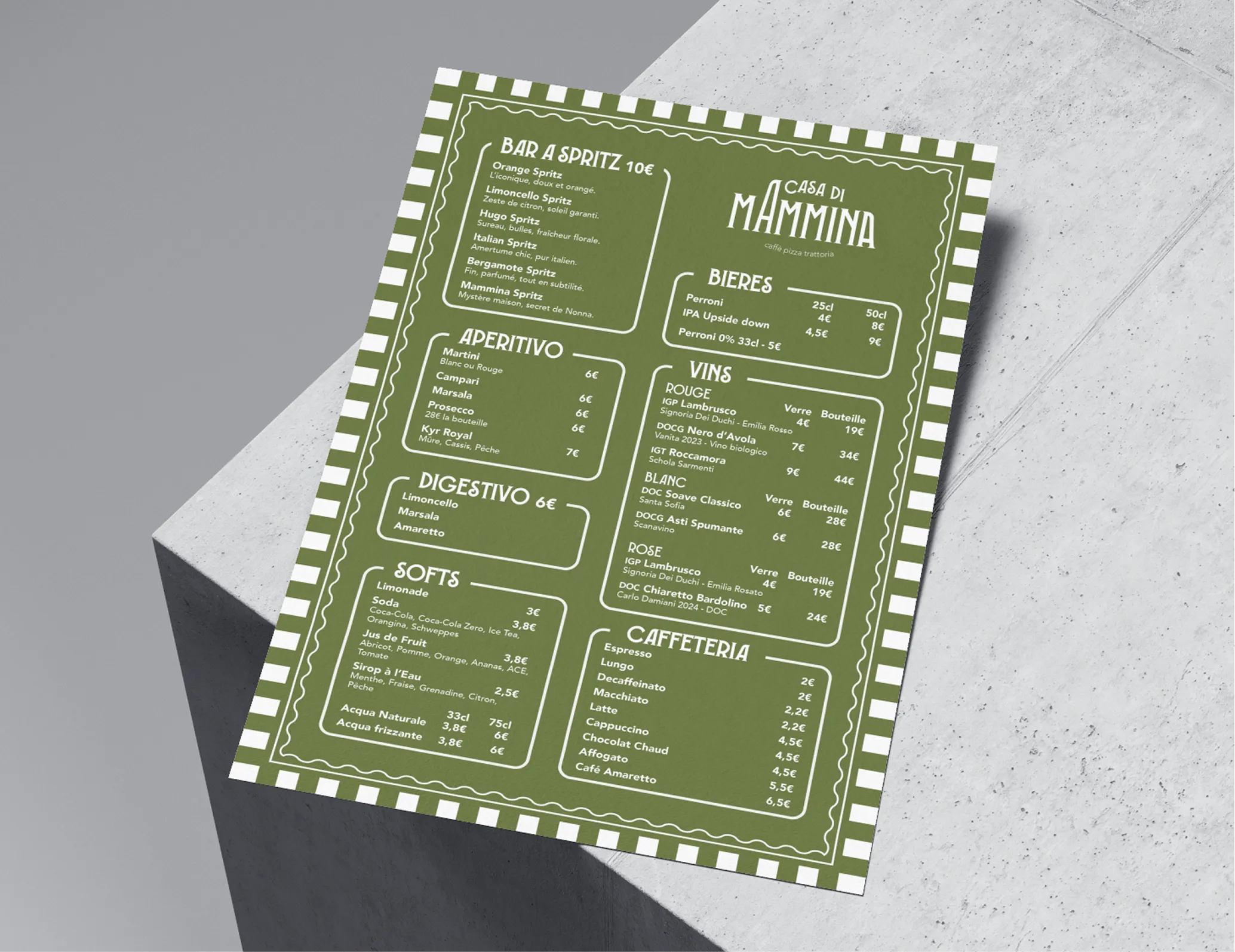 Carte des boissons d’A casa di Mammina imprimée en vert olive, avec une bordure rayée façon trattoria